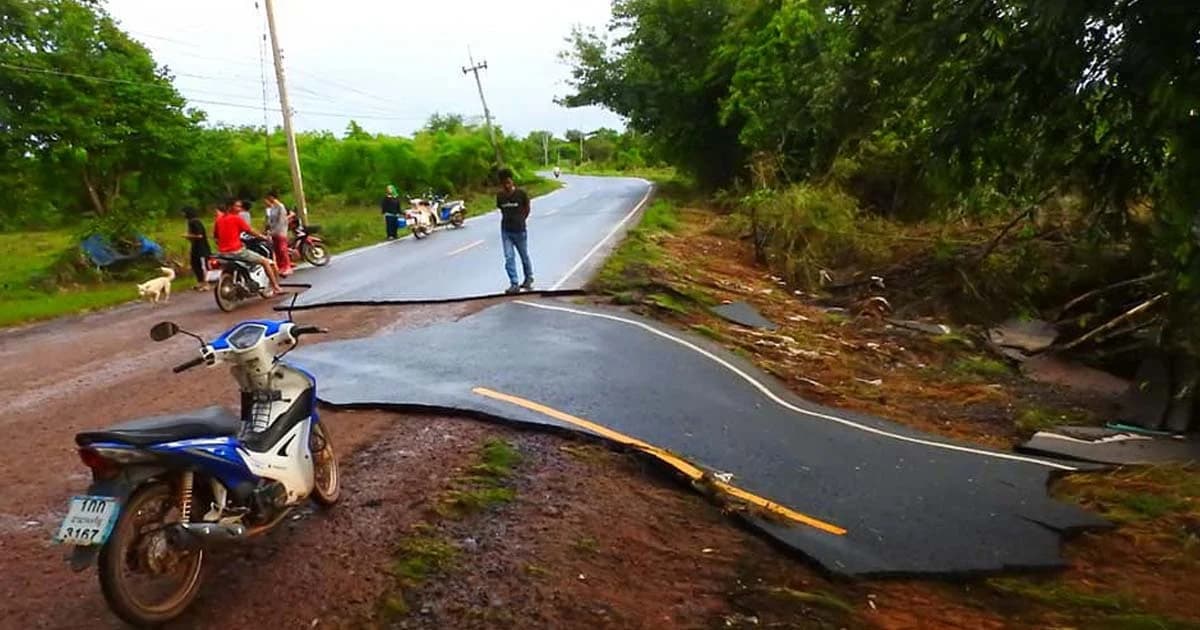 ถนนลาดยาง ถูกน้ำท่วมหลุดร่อนเป็นแผ่น