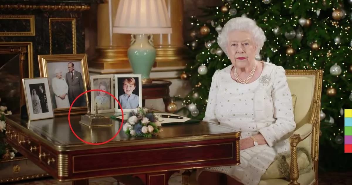 “ควีนเอลิซาเบธฯ” ทรงวางของที่ระลึกพระราชทานจาก “ในหลวง ร.9” บนโต๊ะทรงงาน