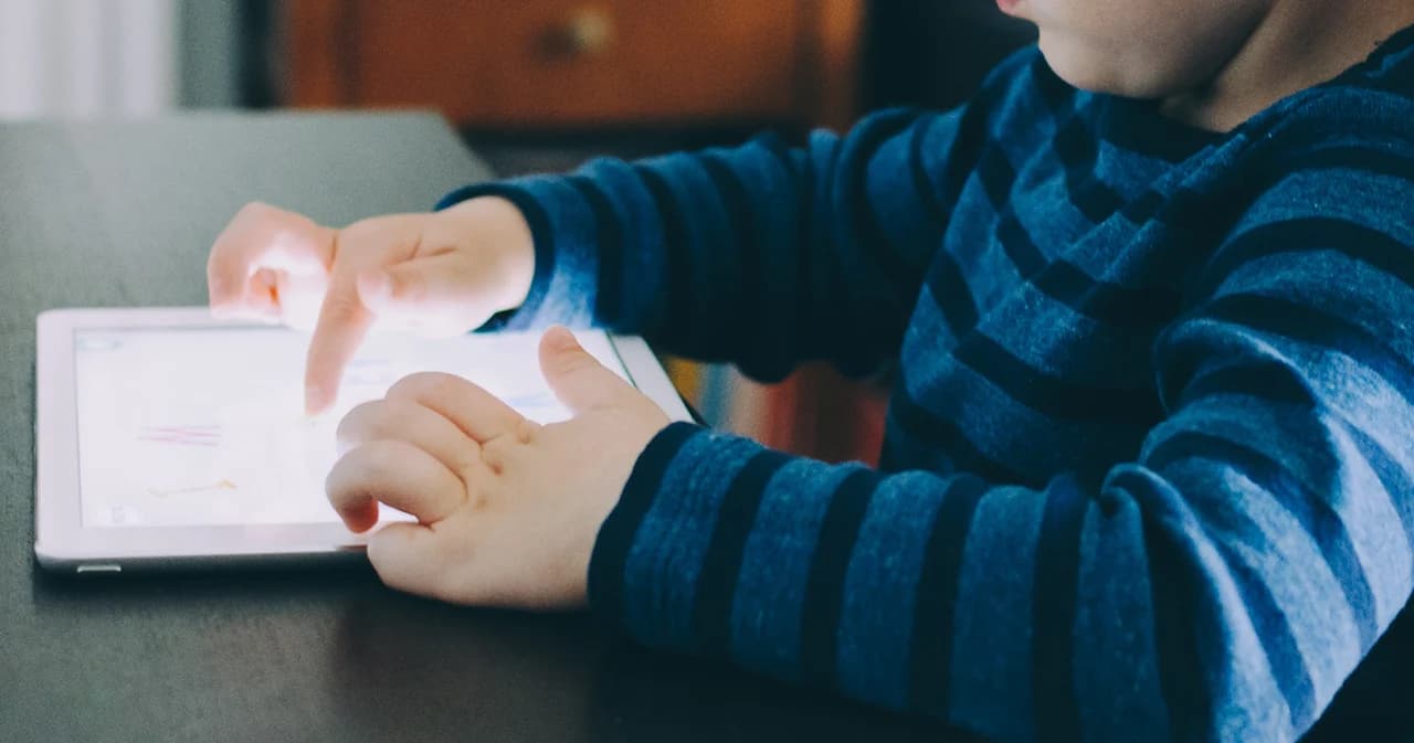 กรมสุขภาพจิต เตือนให้เด็กเล่นโทรศัพท์มือถือ มีผลต่อพัฒนาการทางสมองและอารมณ์