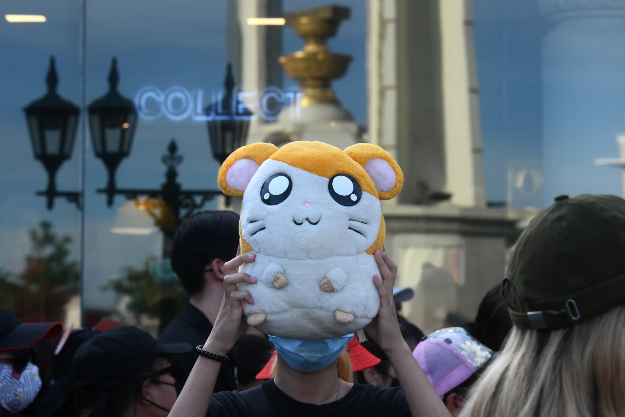 สรุป ‘วิ่งกันนะแฮมทาโร่’ เปล่งเสียง “ยุบสภา” รอบอนุสาวรีย์ประชาธิปไตย