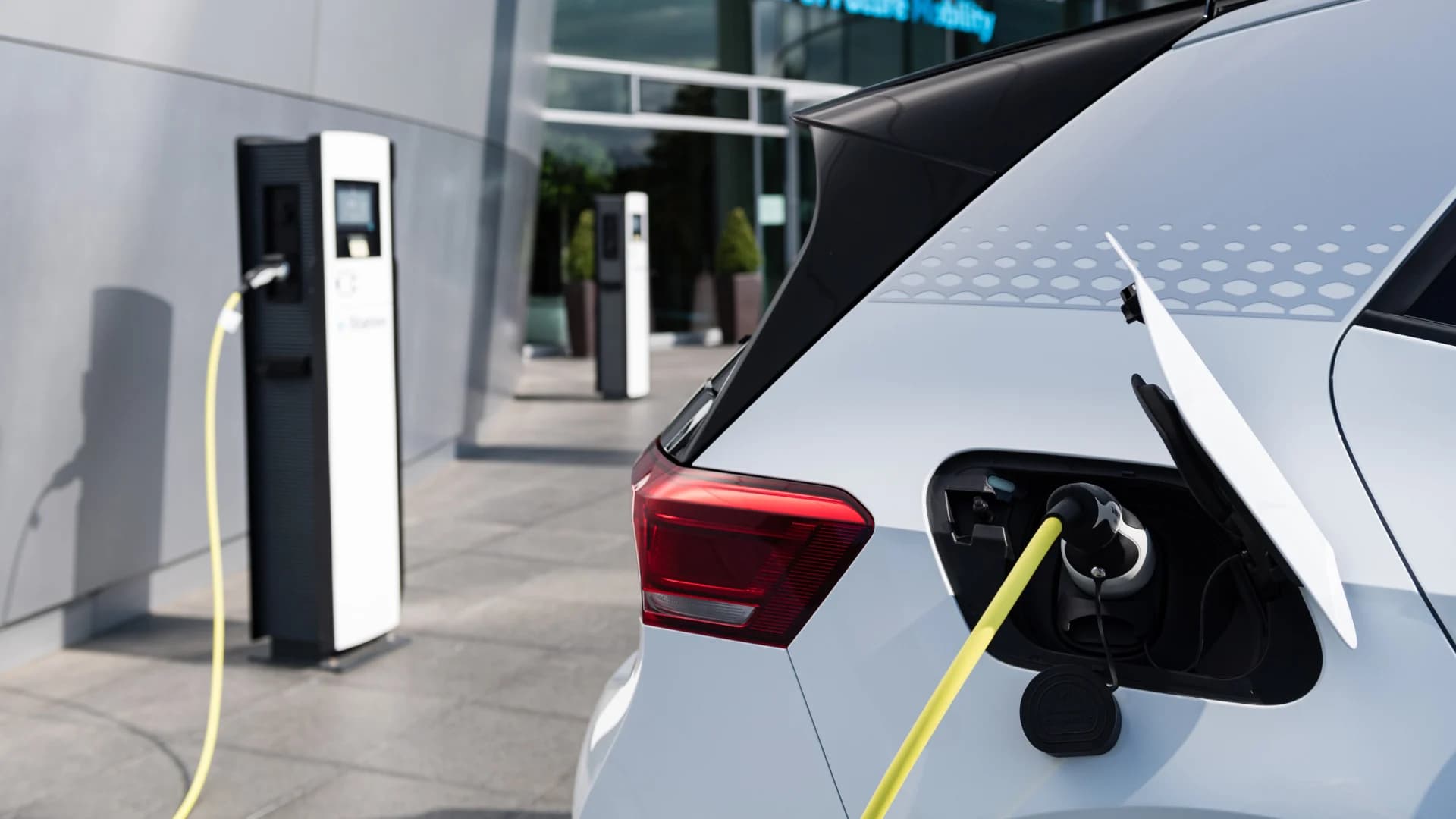 งานวิจัยธนาคารยูบีเอสชี้ รถยนต์ไฟฟ้าจะราคาเท่ารถใช้น้ำมัน ในอีก 4 ปีข้างหน้า