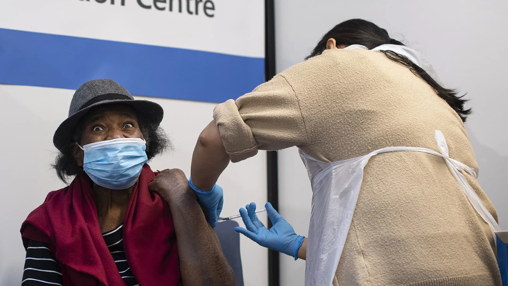 อังกฤษเตือนผู้มีประวัติแพ้ยาบ่อย อย่าฉีดวัคซีนโควิด-19 ของไฟเซอร์-ไบโอเอ็นเทค