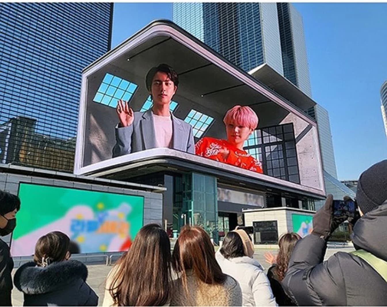 ฉลองเว็บตูนเรื่องใหม่ LINE WEBTOON จัดใหญ่ นำหนุ่มๆ BTS แสดงจอดิจิทัลกลางสยามพารากอน