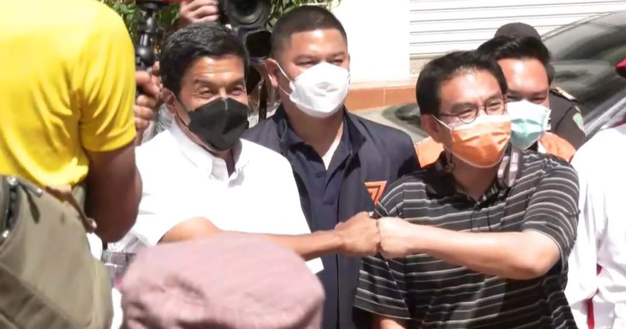 ‘ชัชชาติ’ พา ‘วิโรจน์’ พร้อมว่าที่ ส.ก. 4 เขต สำรวจคลองลาดพร้าว แล้วไปพบชาวชุมชนคลองเตย