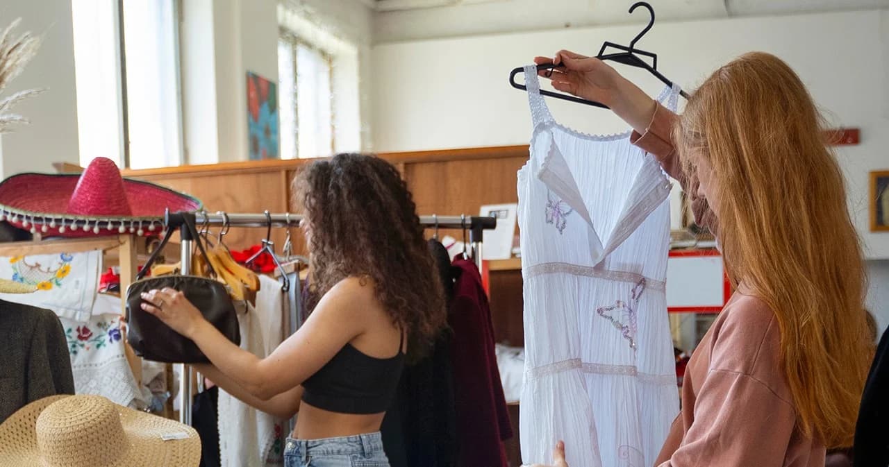 ธุรกิจเสื้อผ้าแฟชั่นมือสองกำลังมาแรงทั่วโลก ในไทยมูลค่าตลาด 1,800 ล้านบาท