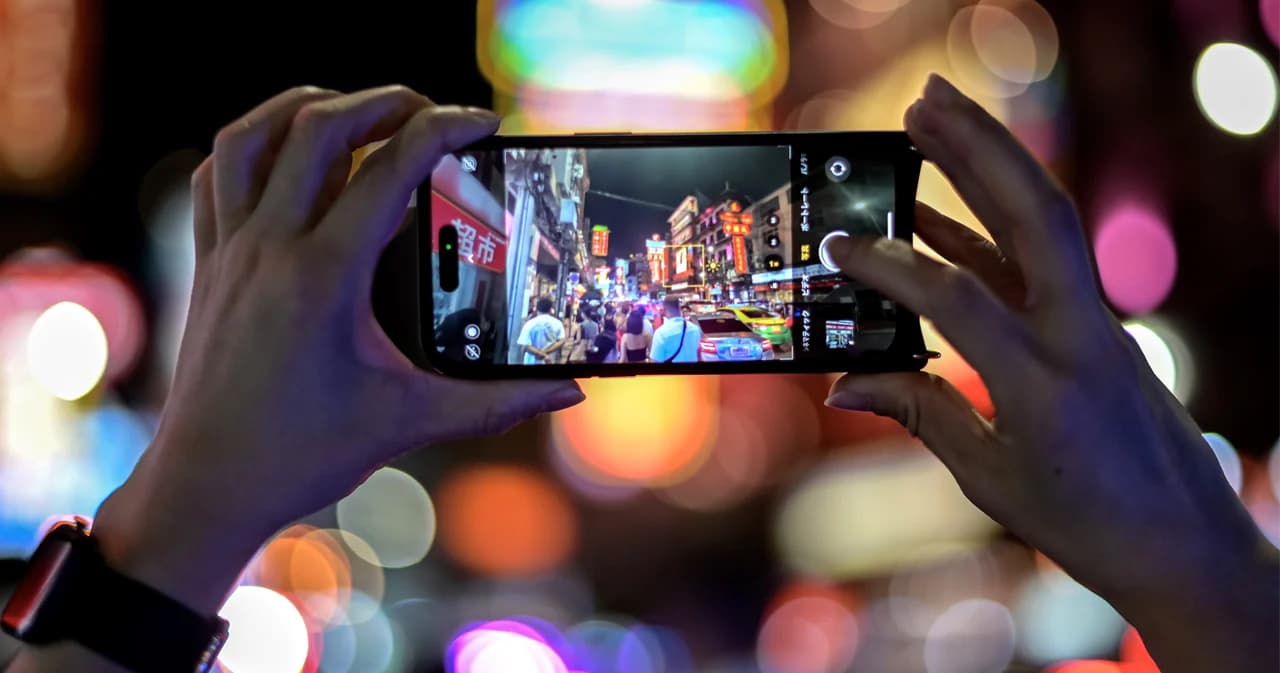 ‘เยาวราช’ ยามราตรีคึกคักเหมือนเดิม เพิ่มเติมด้วยกระแสของ ‘ลิซ่า’