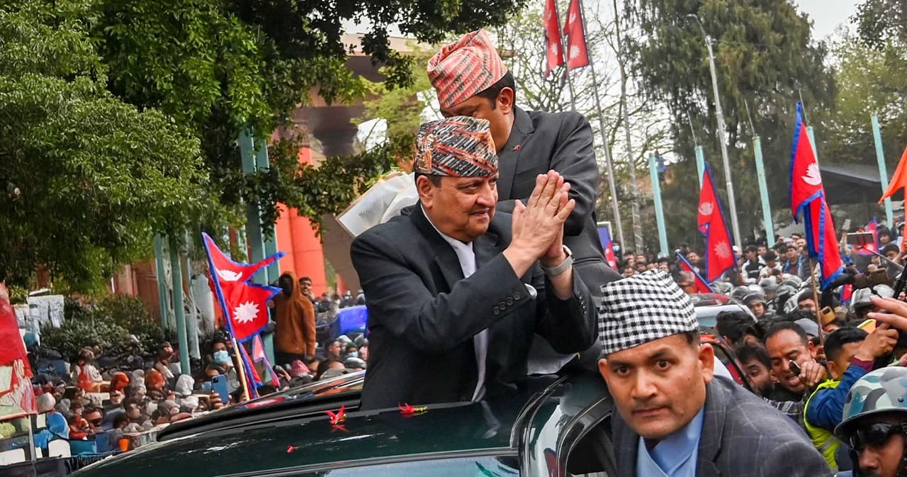 หนุนฟื้น 'ระบอบกษัตริย์' นับหมื่น 'เนปาล' ลงถนนต้อนรับอดีตกษัตริย์ มองรัฐบาลสาธารณรัฐไร้เสถียรภาพ