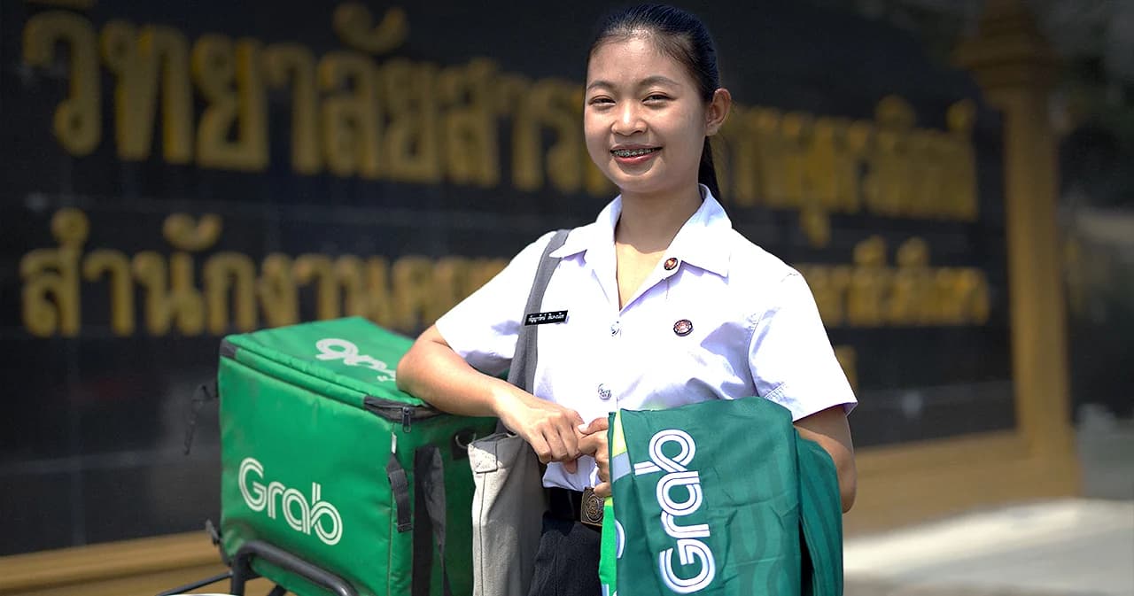 จาก “เด็กเสิร์ฟ” สู่ “บัณฑิต”
เปลี่ยนชีวิตด้วยการขับแกร็บ