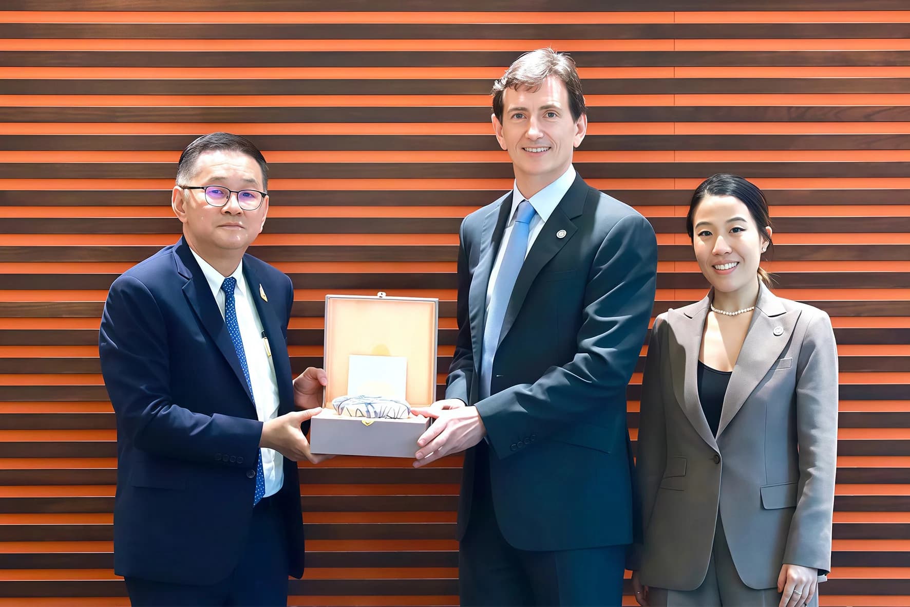 กระทรวงดีอี ต้อนรับผู้บริหาร Grab ระดับภูมิภาค พร้อมร่วมหารือเพื่อส่งเสริมเศรษฐกิจดิจิทัล