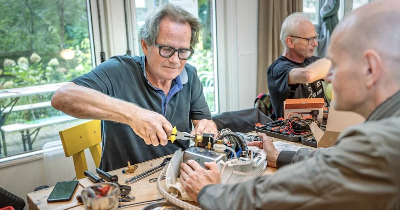 รู้จัก Repair Café ที่ไม่ใช่ร้านกาแฟ แต่เปิดพื้นที่ให้คนเอาของมา ‘ซ่อม’ กัน