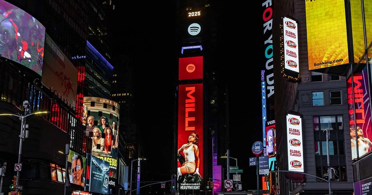 ใส่สุดทุกความเฮฟวี สานต่อความ HEAVYWEIGHT! ‘MILLI’ ขึ้นบิลบอร์ดยักษ์ที่ไทม์สแควร์อีกครั้ง