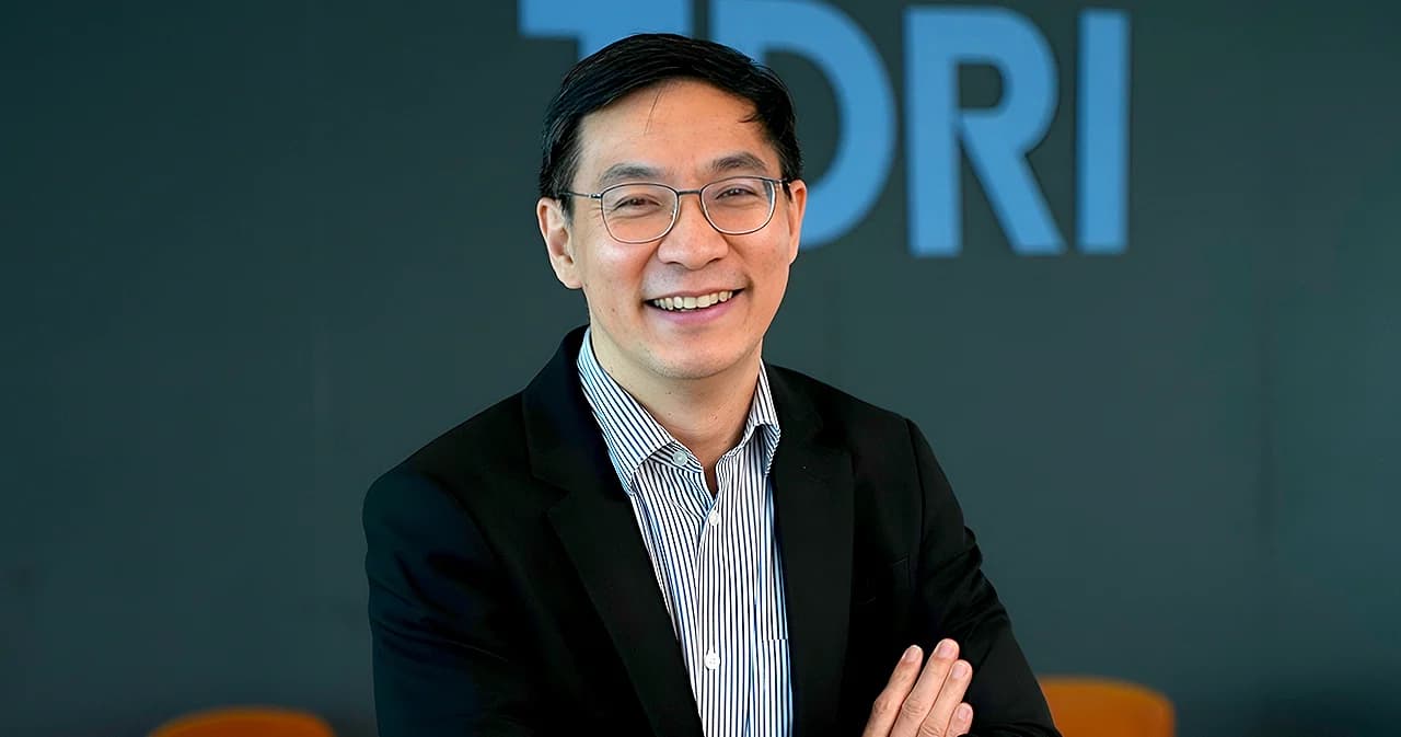 มากกว่าใช้เป็น ต้องอยู่ร่วมได้ คุยกับ ดร. สมเกียรติ TDRI ถึงการโต้คลื่น AI ในวันที่ ‘AI แห่งชาติ’ คือเรื่องเร่งด่วน