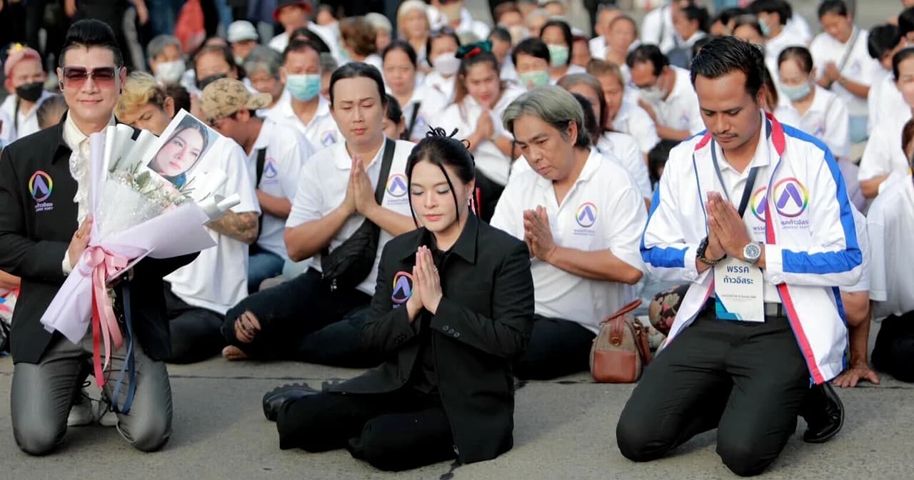 'มาดามหยก' นำกราบแผ่นดินจากใจ แผ่กุศลถึงผู้ปกป้องแผ่นดินไทย ปลื้มจับได้เลขเบิ้ล 22 มอง เลขมงคล จดจำง่าย อ้อนขอเสียง 'พลังเงียบ-พลังบริสุทธิ์' เลือกจิตอาสา 'ก้าวอิสระ" มาเปลี่ยนประเทศให้ดีกว่าเดิม