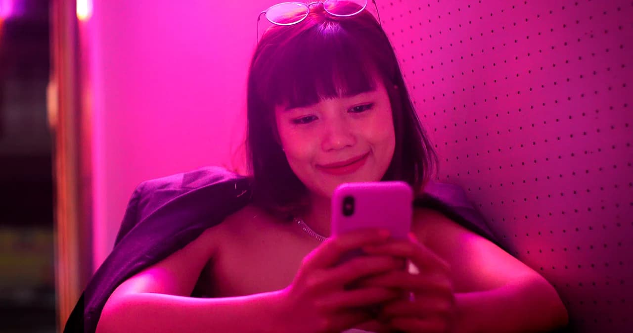 เข้าใจ Gen Z ฉบับ 2026 ซ่อนตัวใน Dark Mode แต่พร้อมระเบิดตัวตนบนโซเชียล